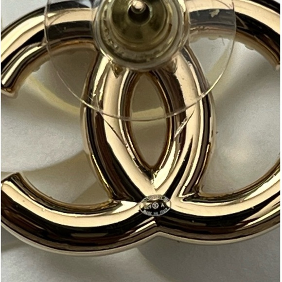 ❌SOLD❌CHANEL Gold & Pearl Large CC Logo Classic Stud Earrings - NEW RECEIPT - Picture 10 of 10